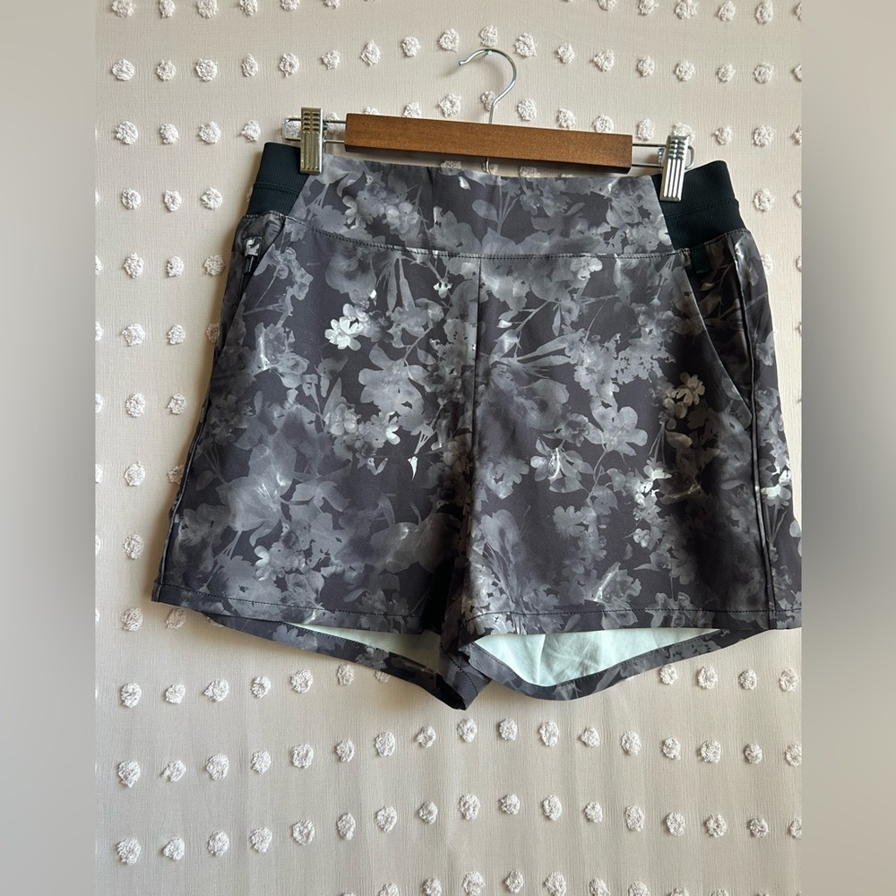 Athleta‎ Brooklyn High Rise Printed Short Sz 8 Black Gray Floral